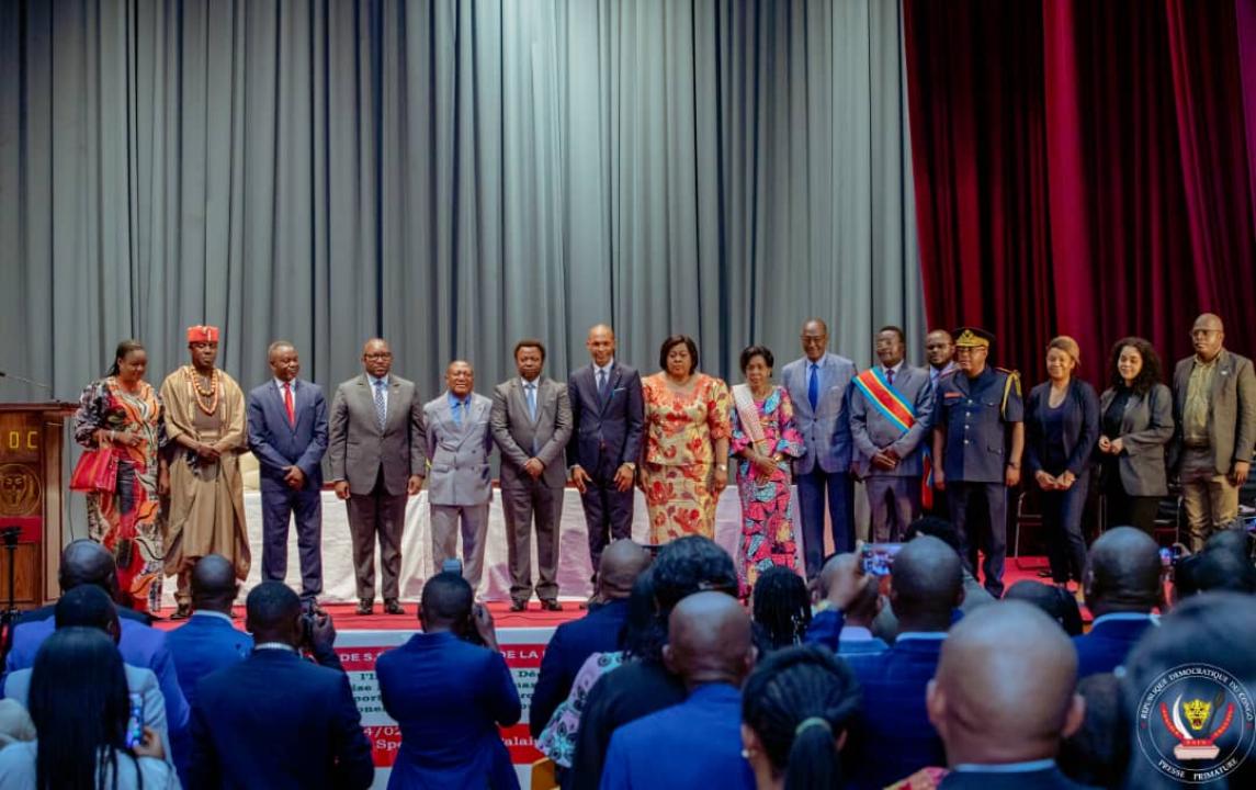 Le Premier Ministre, Sama Lukonde et quelques membres du gouvernement au Palais du peuple lors de la cérémonie de marquant l'entrée en vigueur de la loi portant protection et promotion des droits des peuples Autochtones