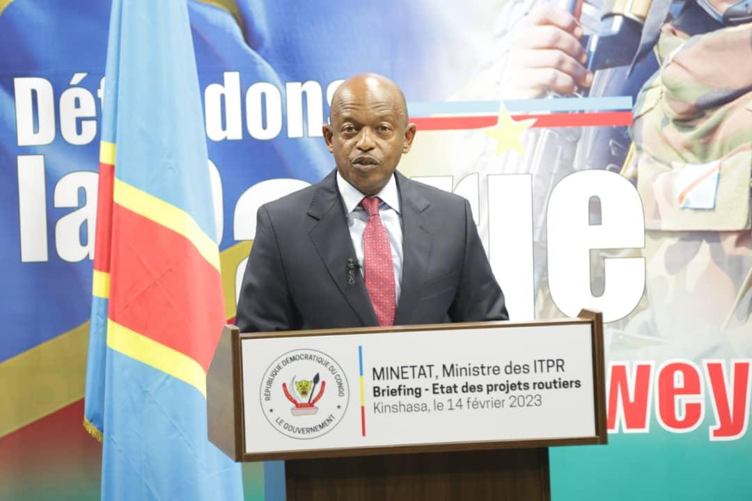Le Ministre d'État, ministre des ITPR, Alexis Gisaro lors d'un briefing