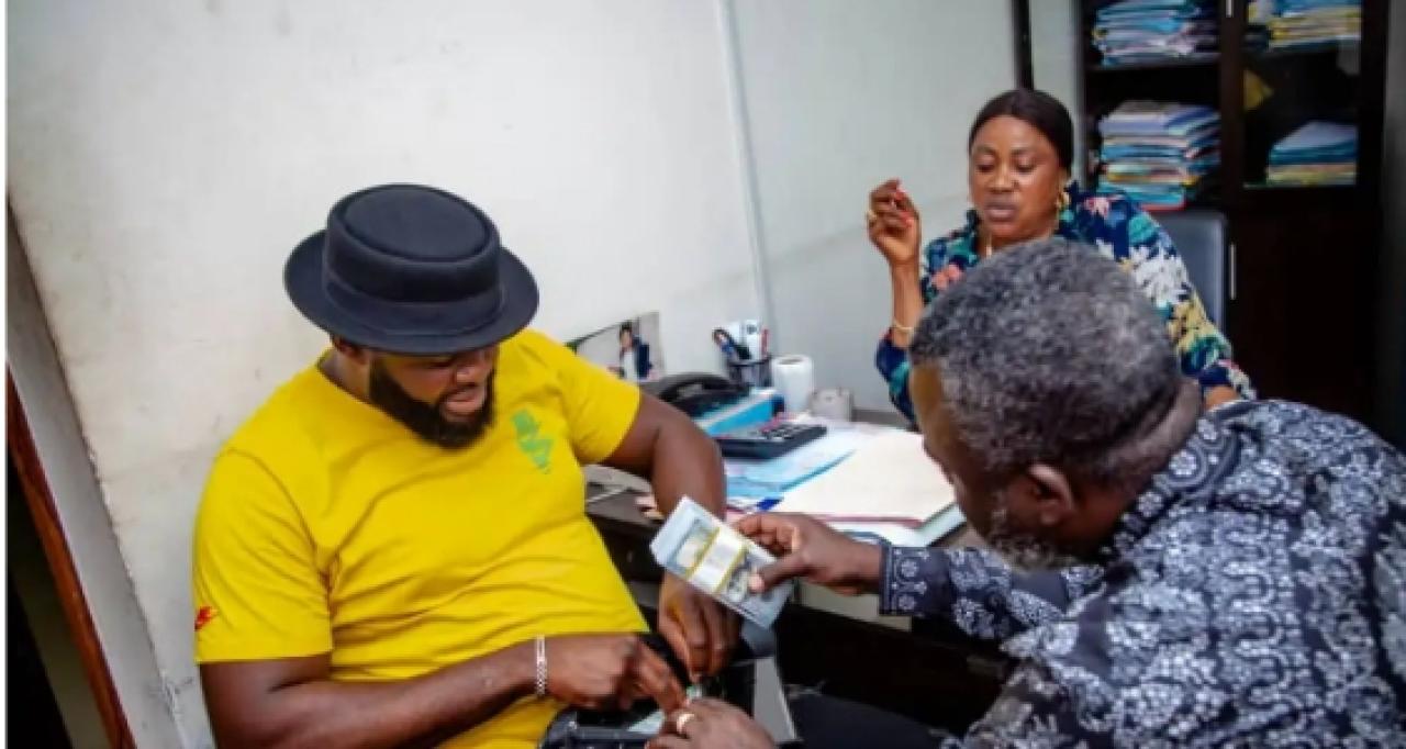 Le boxeur congolais, Martin Bakole en Lacoste jaune.