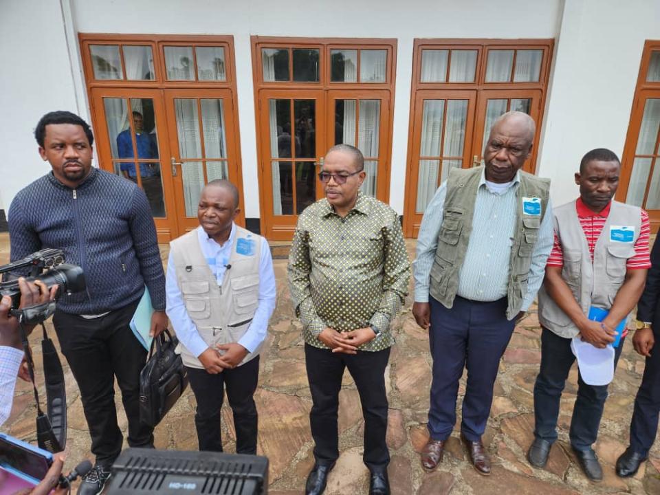 Le gouverneur du Sud-Kivu, Théo Ngwabidje et l'équipe de la CENI conduite par son rapporteur Paul Muhindo à Bukavu