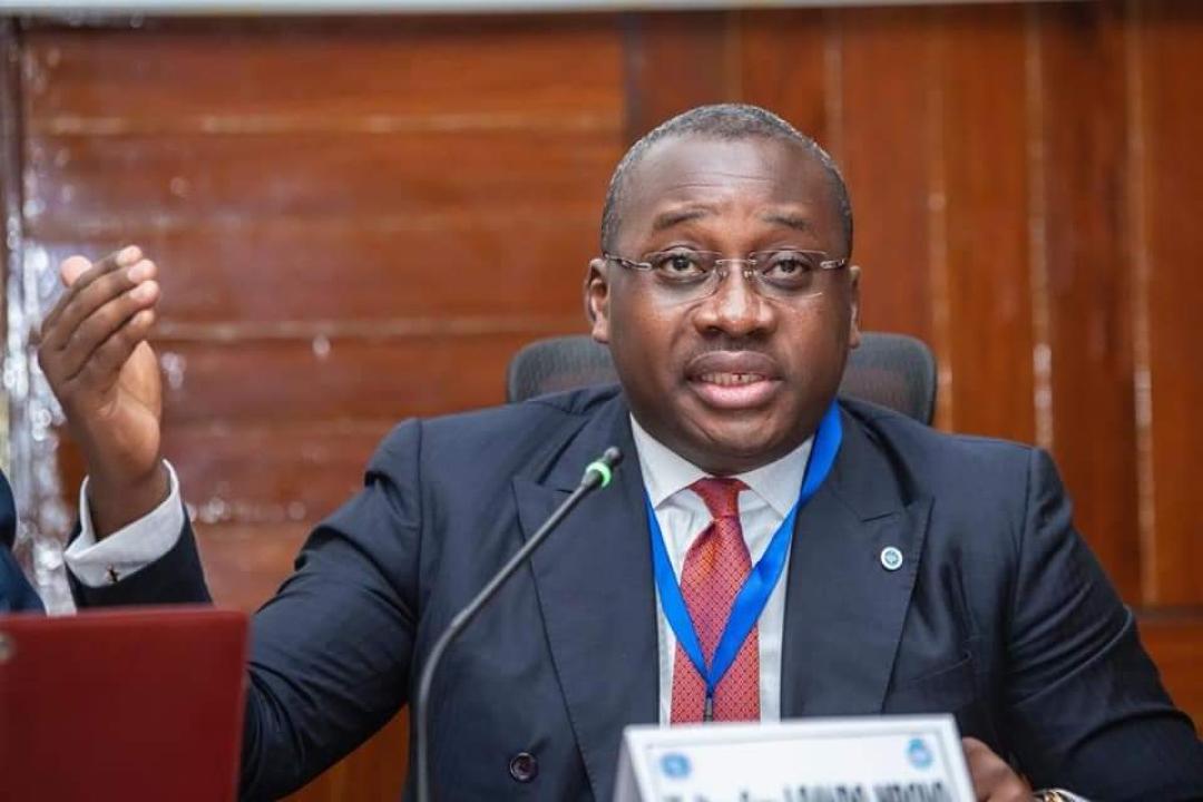 Le MinÉtat du l'aménagement du territoire, Me Guy Loando Mboyo, devant les écoliers de CHESD.