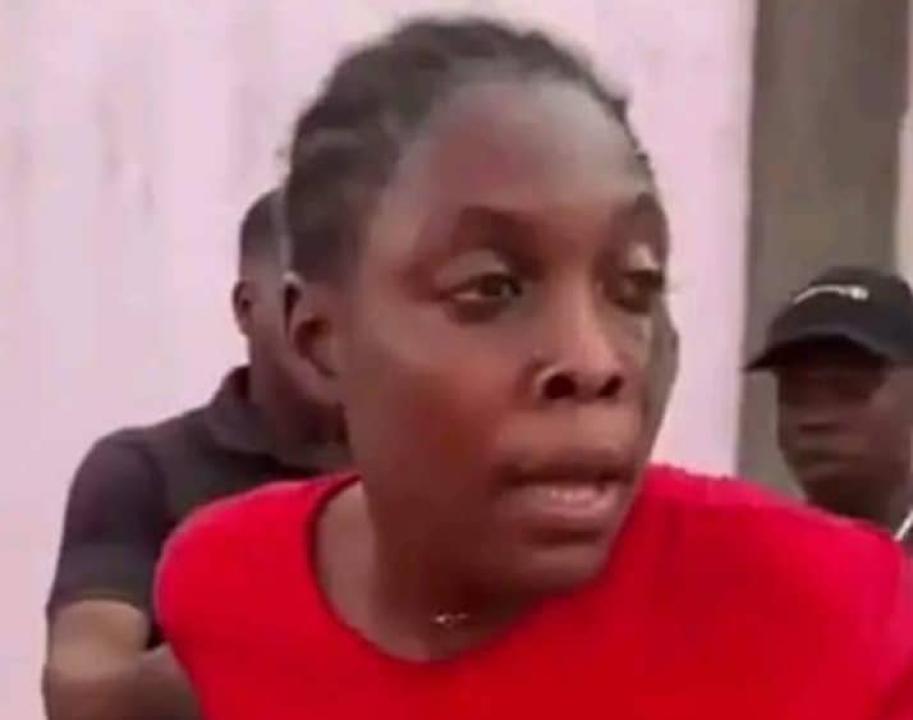 Mme Tabitha Elonga lors de son arrestation arbitraire et brutale par les agents du parquet de Kinshasa- Kinkole