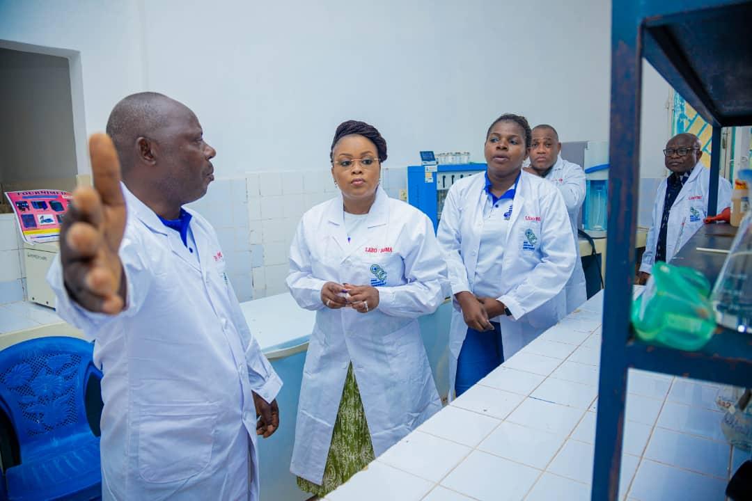 La Directrice générale adjointe de l'Office congolais de contrôle, Christelle Muabilu, visite le laboratoire de l'OCC Boma.
