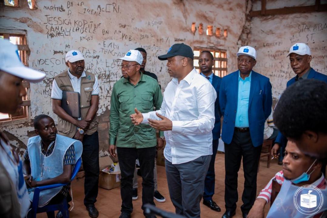 Le Président de la CENI Denis Kadima lors de sa visite dans quelques centres d'inscription au Bas-Uele