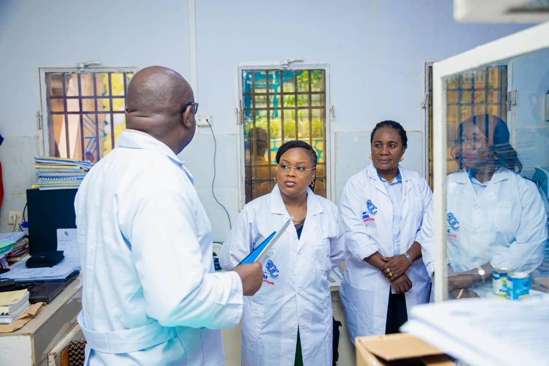 La DGA Christelle Muabilu visite le laboratoire de l'OCC Matadi