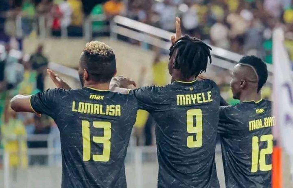 Joyce Lomamisa, Fiston Mayele et Jésus Moloko en pleine célébration d'un but. [Photo d'illustration]