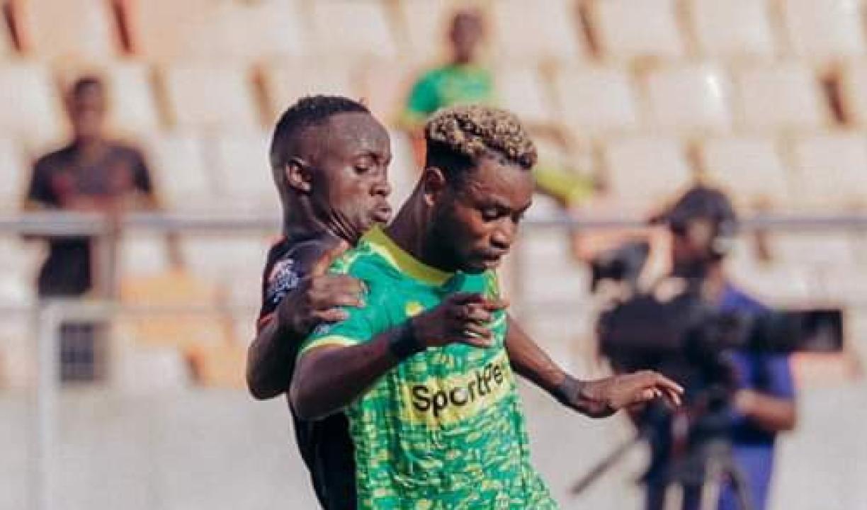 Le milieu de terrain congolais, Rossein Tuisila Kisindi en duel avec un joueur de KMC FC.
