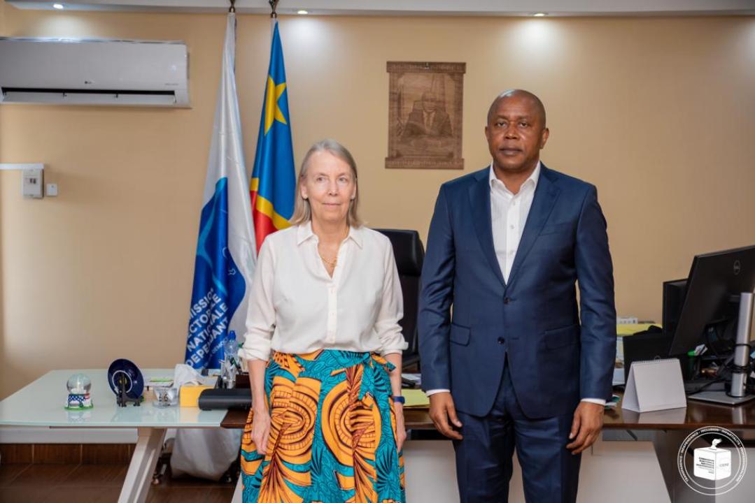 L'ambassadeur des États-Unis en RDC, Mme Lucy Tamlyn et le Président de la CENI, Denis Kadima