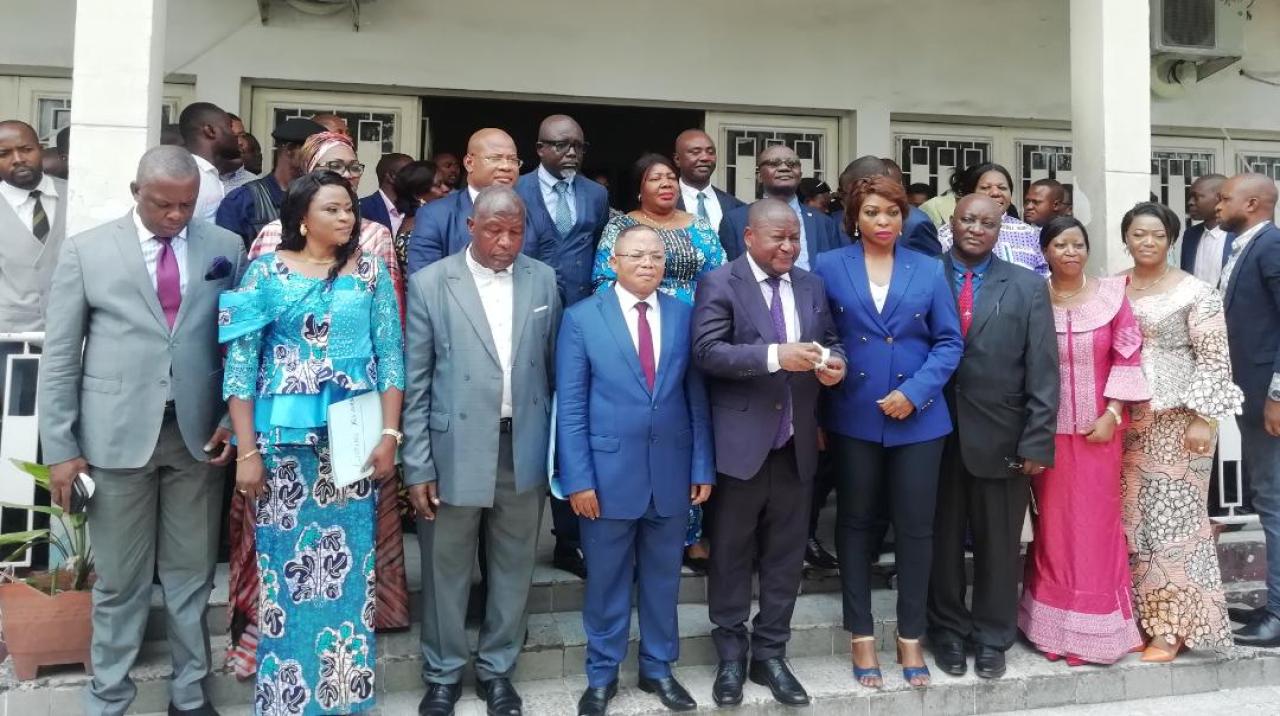 Photo de famille prise lors de la cérémonie de remise et reprise entre la nouvelle équipe dirigeante de la CNDH et le comité sortant