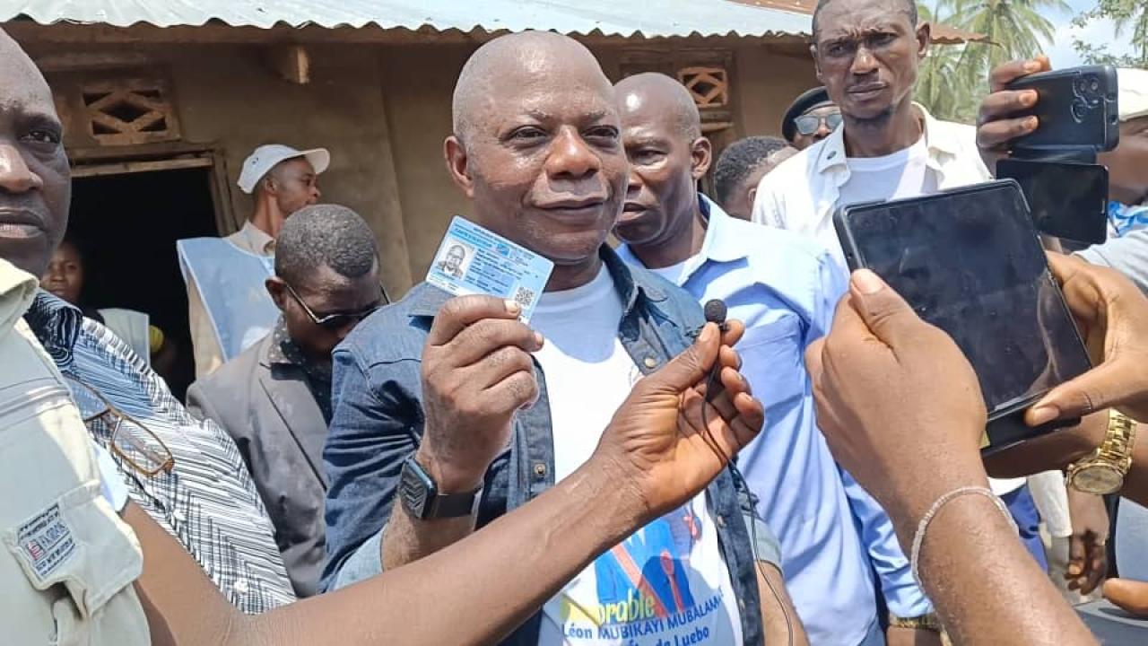 Le député national exhibe sa carte d'électeur obtenue ce samedi dans son fief électoral le Luebo au Kasaï