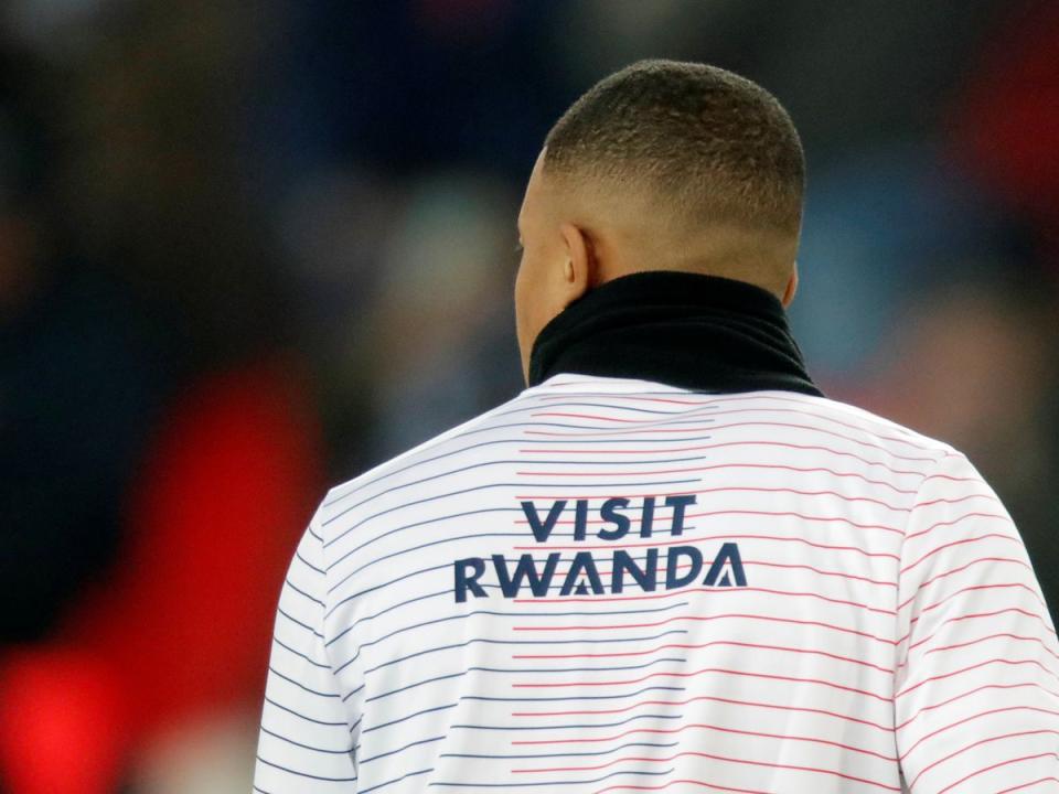 Le joueur du PSG Kylian Mbappé avec sa vareuse floquée en visit Rwanda pendant l'entraînement [Photo d'illustration]