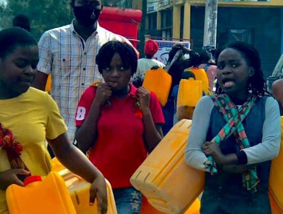 Des jeunes filles et femmes à la recherche de l'eau (photo d'illustration)