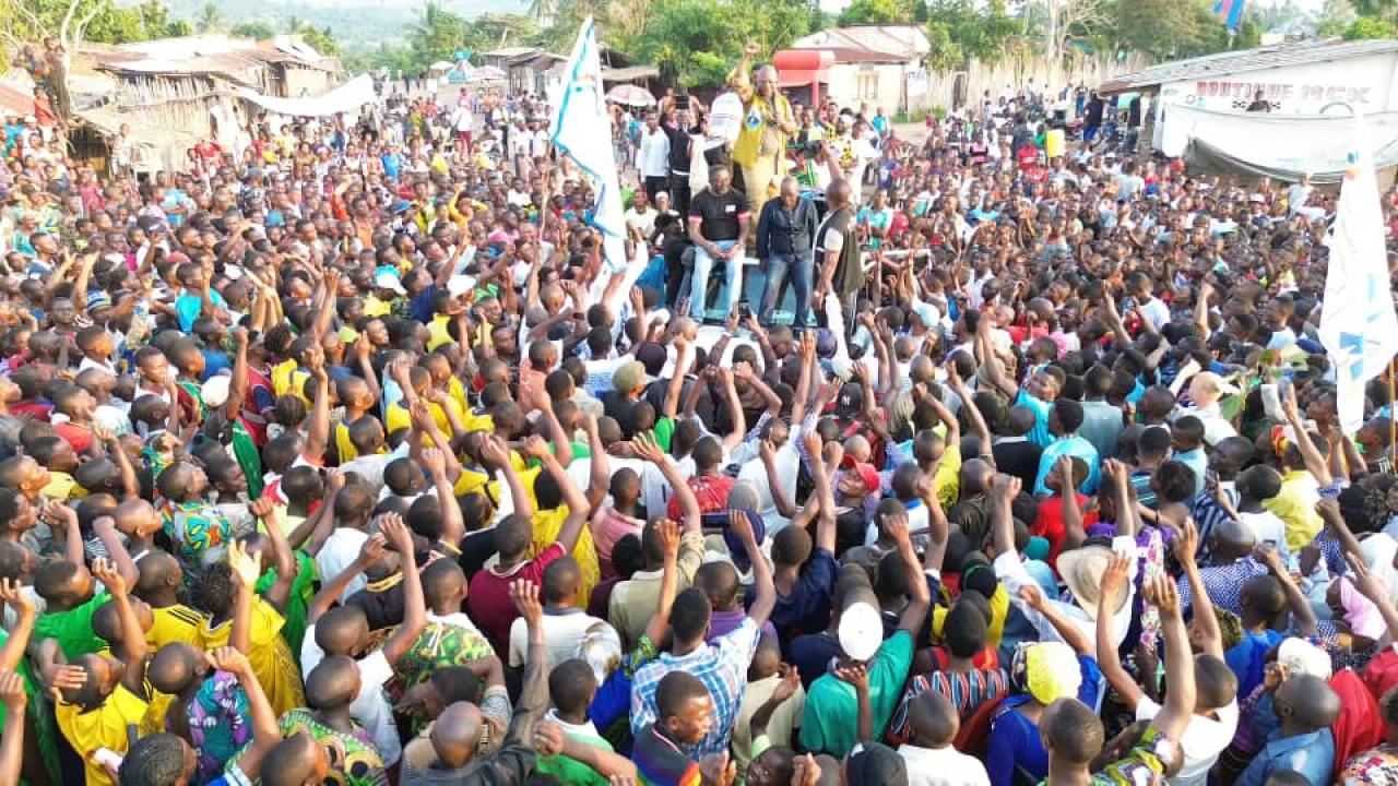 Léon MUBIKAYI s'adressant à sa base à la place "parking" à LUEBO