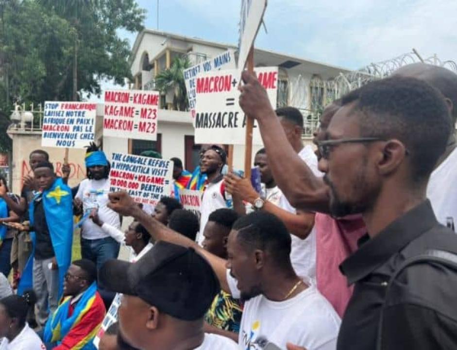 Quelques membres des mouvements citoyens manifestent contre l'arrivée du président français à Kinshasa