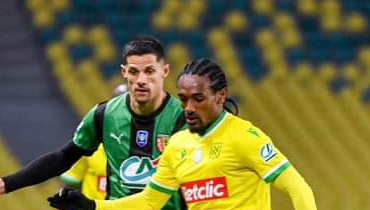 Samuel Mouttoussamy en duel avec un joueur du RC Lens.
