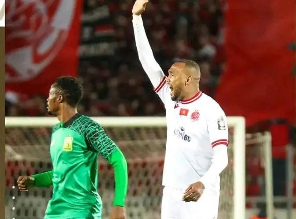 Un joueur de VClub et celui du WAC.