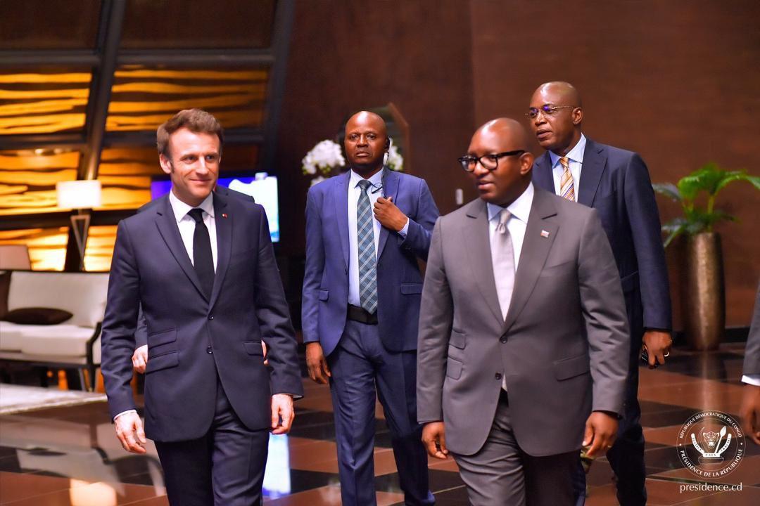 Le Président français acceuilli à l'aéroport international de N'djili par le Premier Ministre Sama et quelques officiels congolais