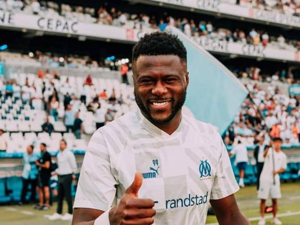 Chancel Mbemba sous les couleurs de l'OM au stade vélodrome.
