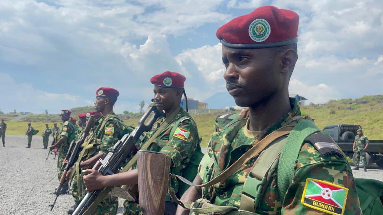Des militaires burundais atterrissent à l'aéroport de Goma, dimanche 05 mars 2023, dans le cadre de la force régionale de l'EAC