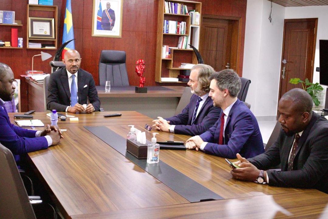 Le ministre des médias, Patrick Muyaya et une délégation de l'entreprise Thomson Broadcaste