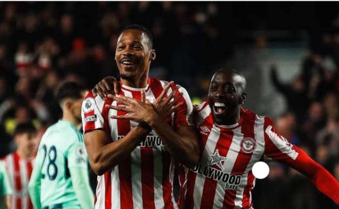 Yoanne Wissa et son coéquipier célébrant un but lors d'un match de la premier league 