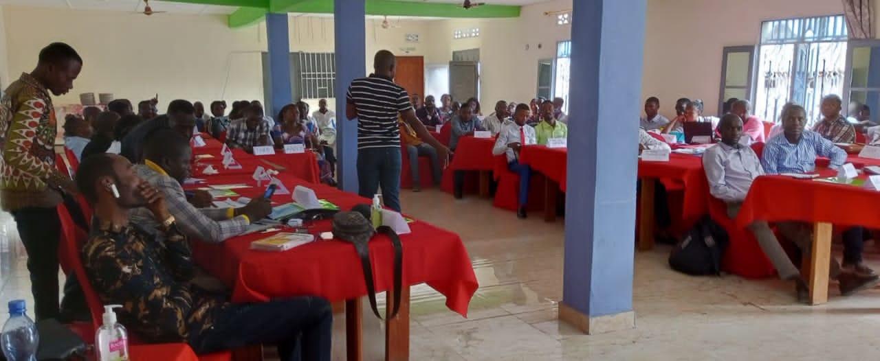 Les jeunes entrepreneurs dans la salle de formation