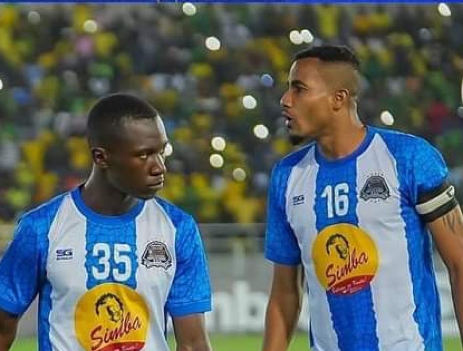Deux joueurs du TP Mazembe lors de la défaite face à Young Africans à Dar es Salaam.