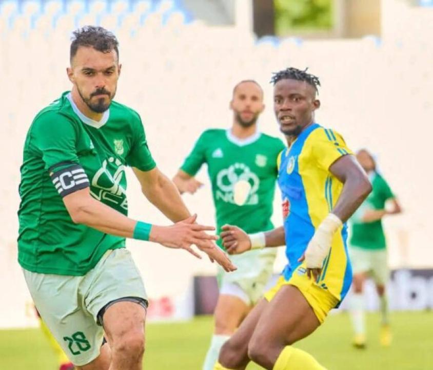 Un joueur de Lupopo en duel avec celui d'Al-Akhdar.