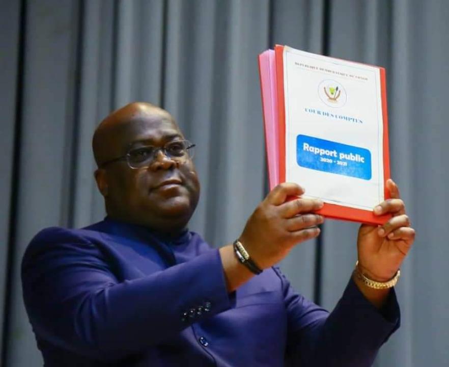 Le chef de l'État Félix Antoine Tshisekedi Tshilombo brandit un exemplaire du rapport de la Cour des comptes pour l'exercice 2020 et 2021