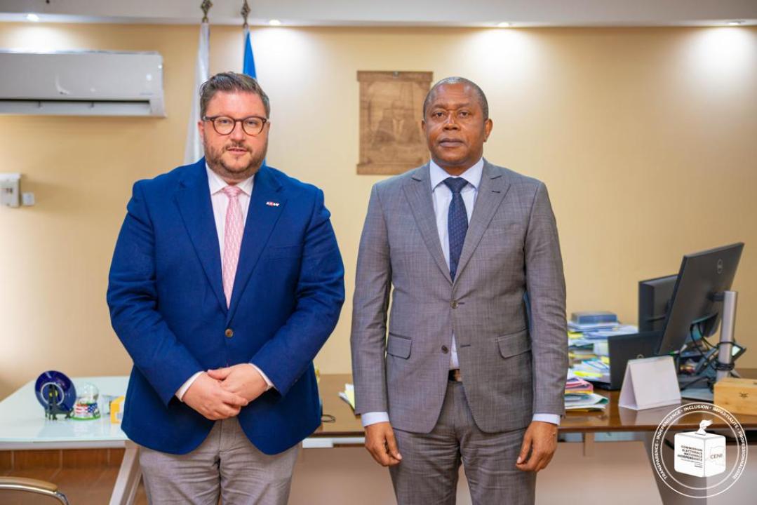 L'ambassadeur extraordinaire et plénipotentiaire de Suisse en RDC, Chasper Sarott et Denis Kadima, président de la CENI