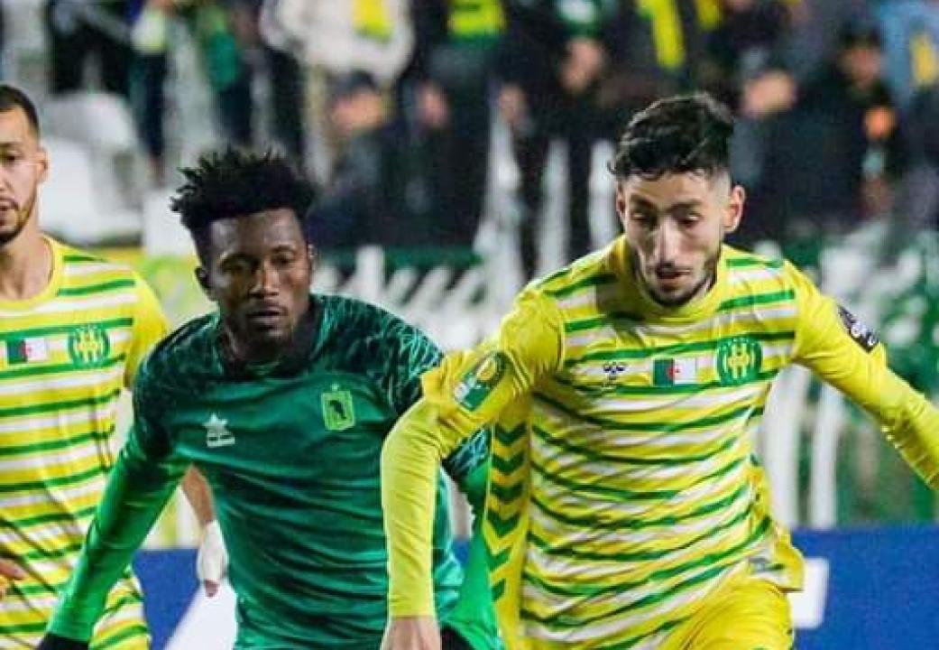 Le milieu de terrain vclubien, Marouf Tchakei en duel avec un joueur de la JS Kabylie.