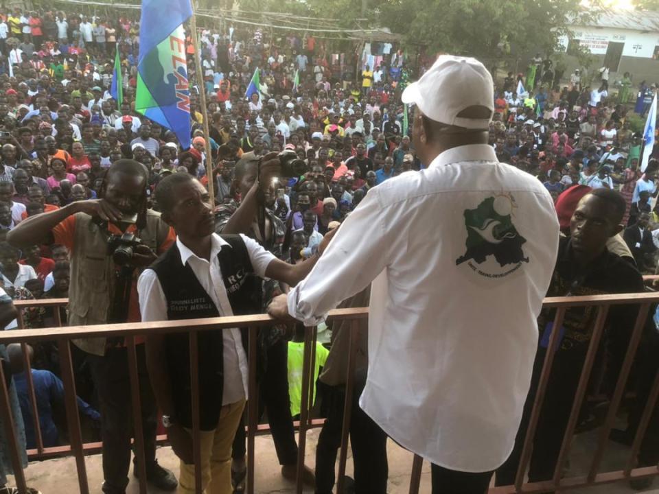Adolphe Muzito devant une foule nombreuse à Bulungu