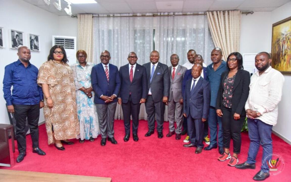 Le bureau du collectif des députés provinciaux pose avec le Premier Ministre assisté de deux membres du gouvernement et quelques membres de son cabinet