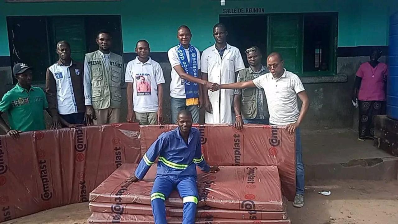 Un lot de mousses remis par le député Guy Mafuta à l'hôpital général de Kamuesha