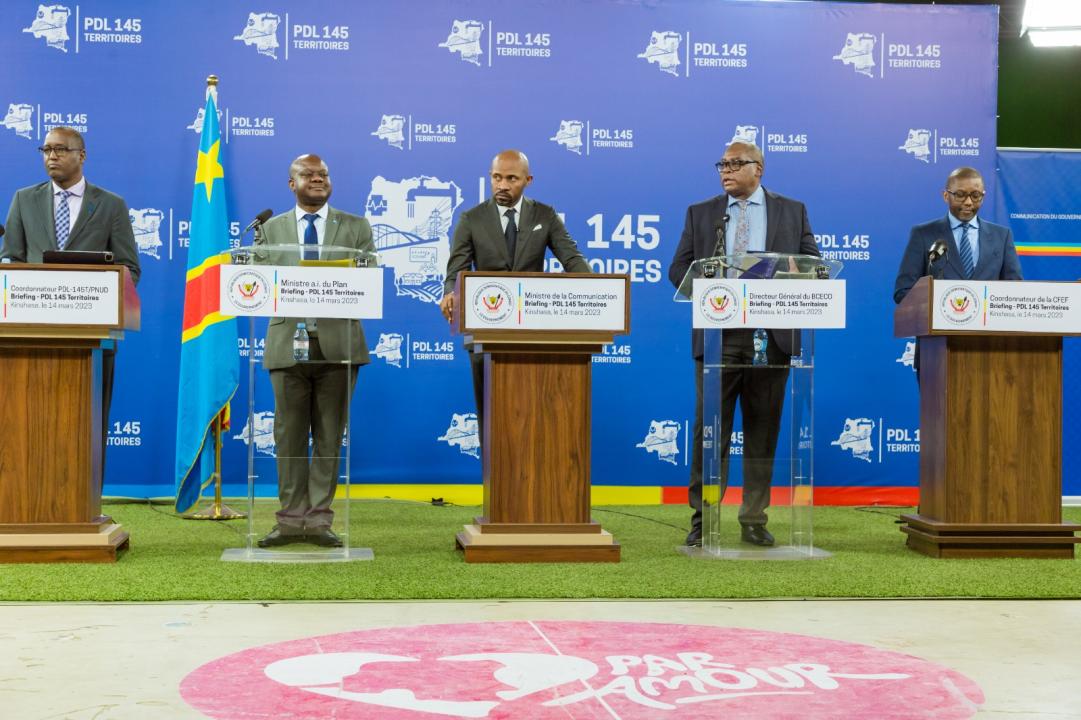 Le ministre Patrick Muyaya et son collègue du Plan Crispin Mbadu entourés des représentants des structures retenues par le gouvernement pour l'exécution du PDL 145, lors d'un briefing presse au studio Maman Angebi de la RTNC