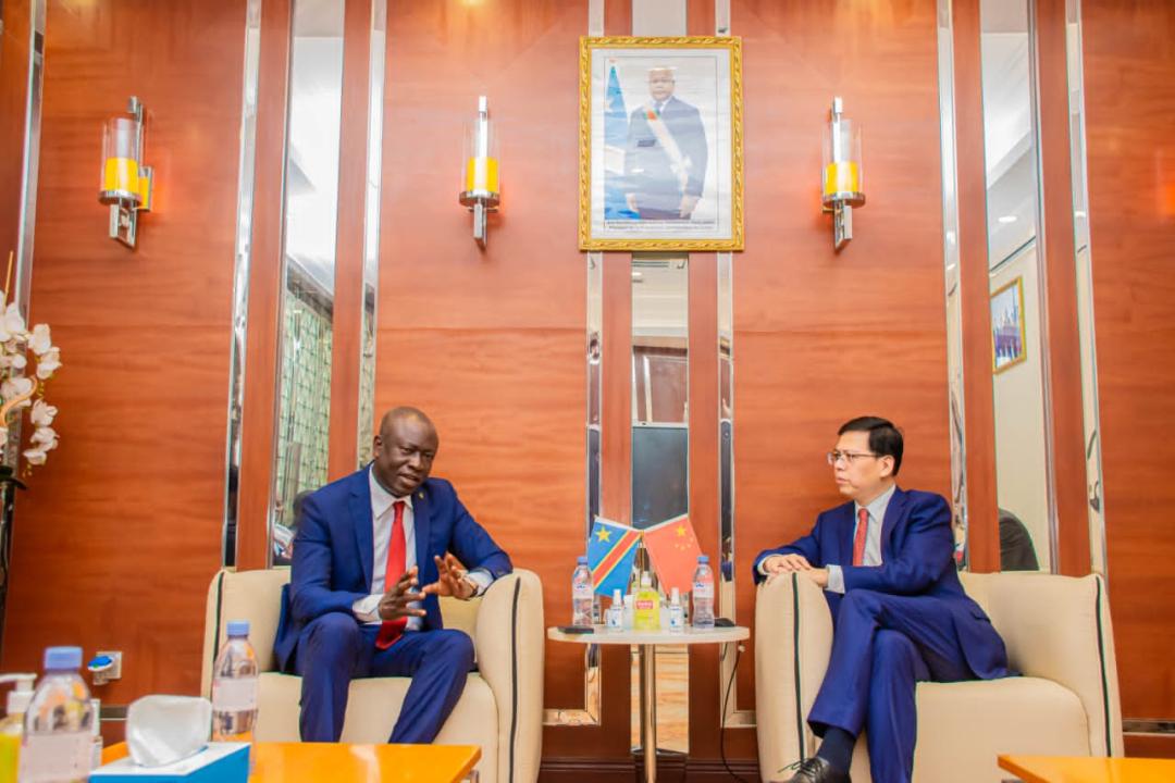 Le Secrétaire Général de l'UDPS, Augustin Kabuya et l'ambassadeur de la Chine en RDC, mardi 16 janvier, au cours d'un échange organisé à Kinshasa entre le parti communiste Chinois et les partis politiques du monde
