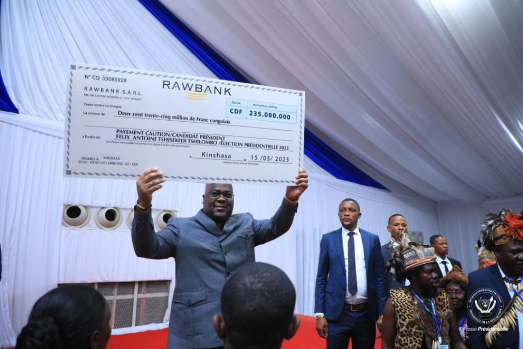 Le Président de la République Félix Tshisekedi brandit le chèque lui remis pour la caution à la présidentielle de 2023