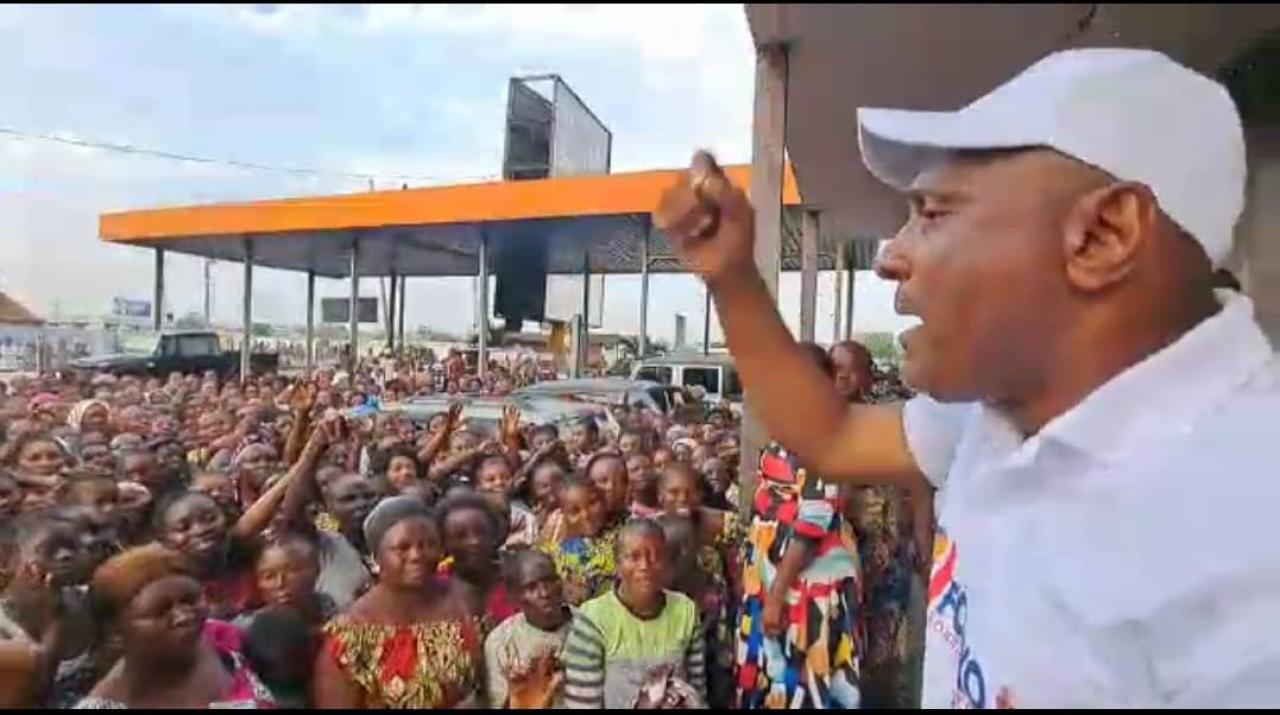 Gecoco Mulumba, président de la Fondation “FOGECO”, devant les femmes de Kingabwa (Limete)