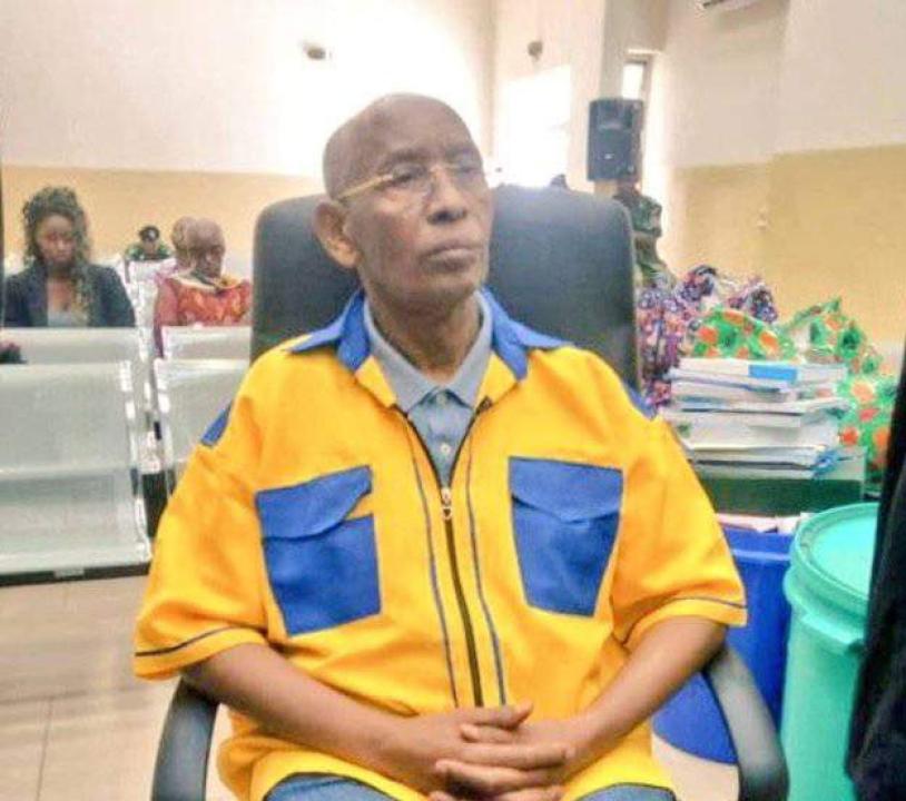 Le député Edouard Mwangatchutchu devant la haute cour militaire en tenue de prisonniers.