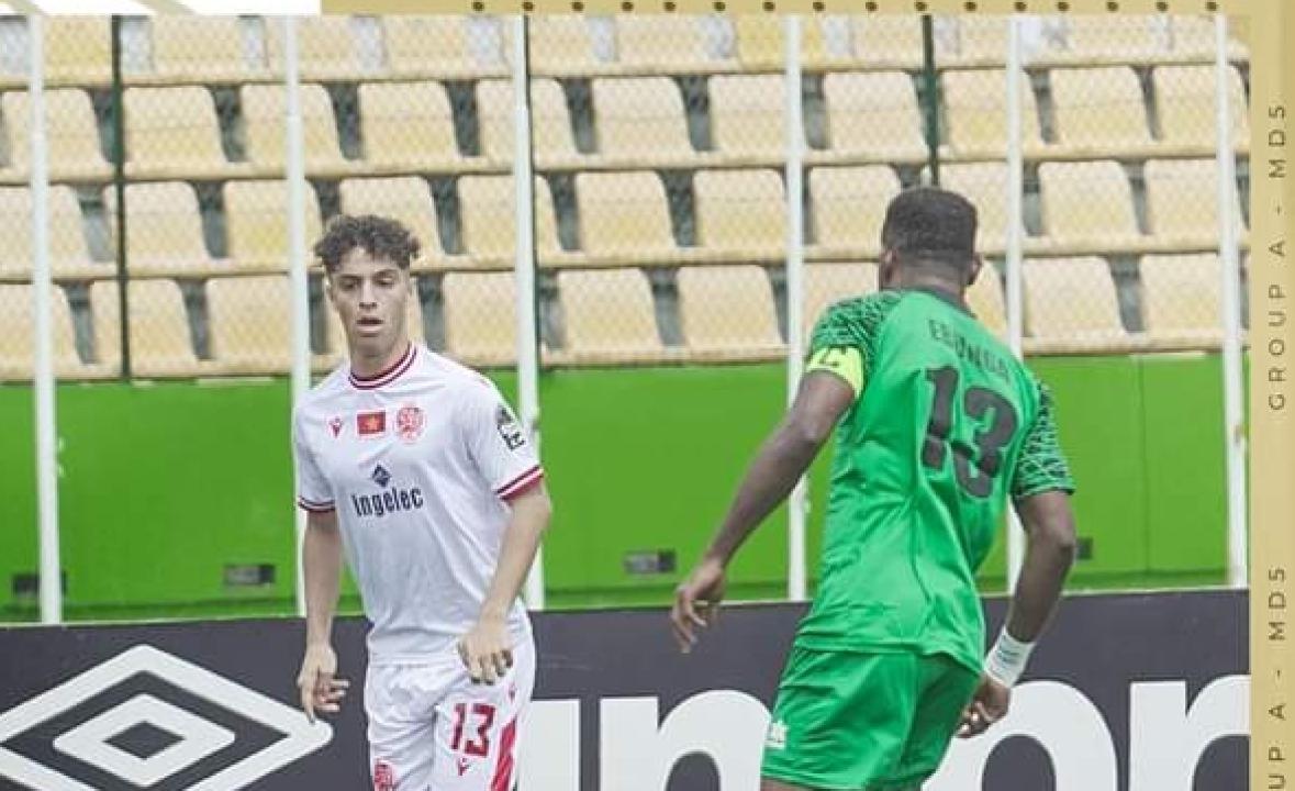 Le capitaine vclubien, Patou Ebunga en duel avec un joueur du WAC.