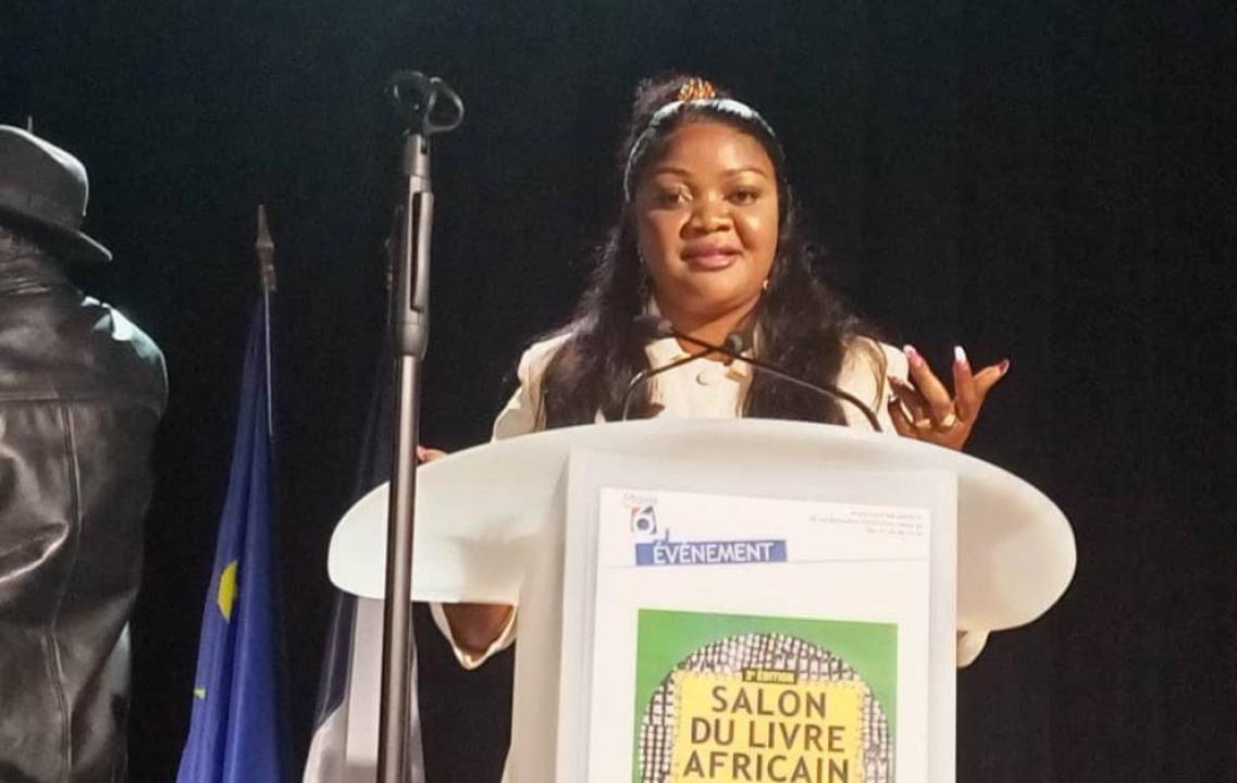 Julie Melya Malundama, journaliste, écrivaine et auteure lors de son intervention à la deuxième Édition du salon du livre à Paris