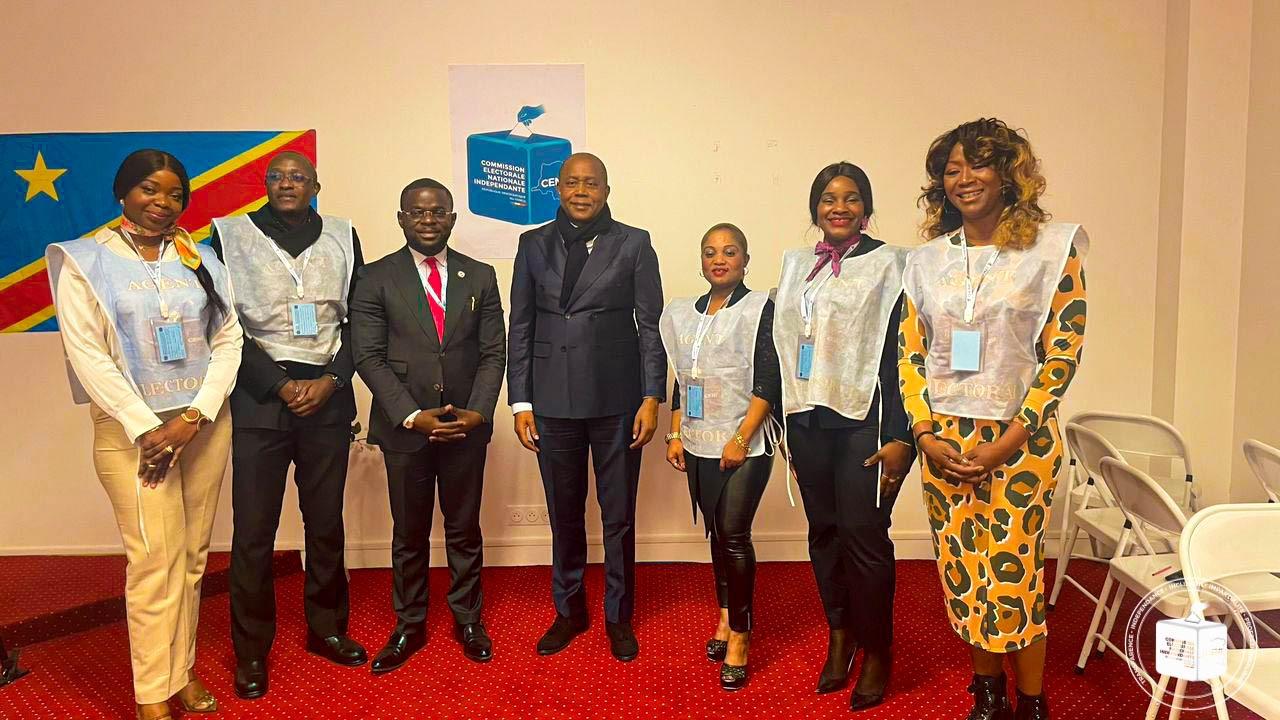Les membres du Centre d' Inscription de France avec le Président de la CENI