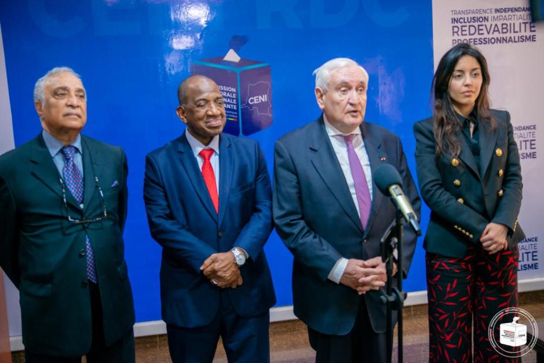 Une délégation de la Fondation Leaders pour la paix conduite par Jean-Pierre Raffarin à l'issu de l'entrevue avec le président de la CENI, Denis Kadima, mardi 21 mars à Kinshasa