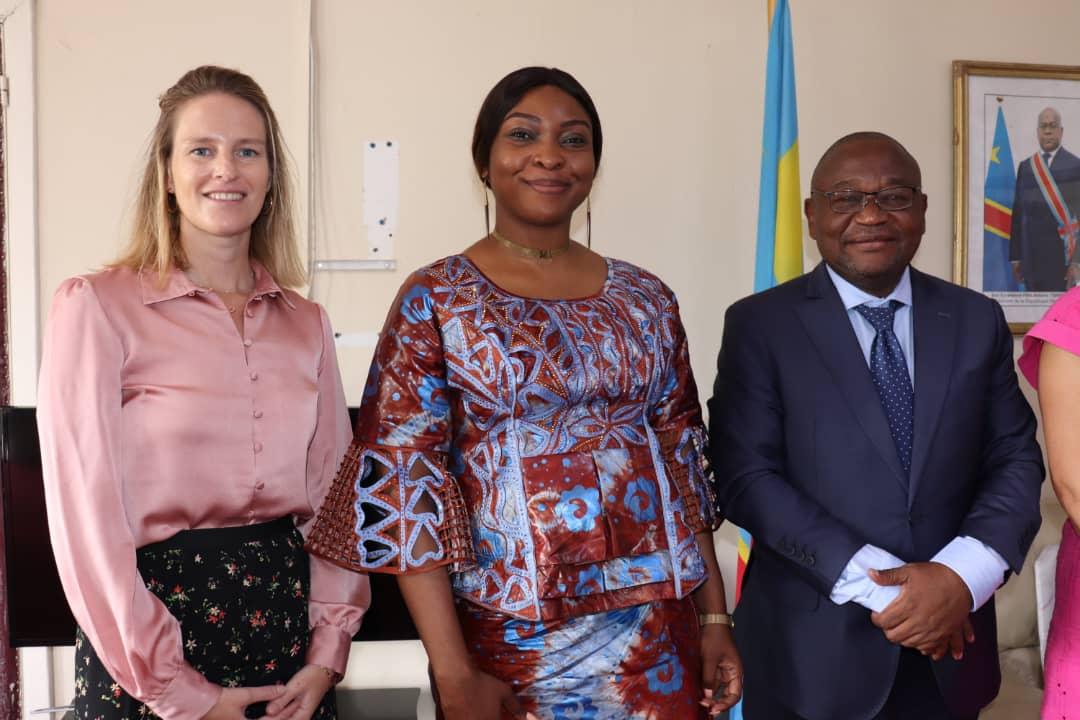 Le Président de la CNDH, Paul N'sapu, à l'extrême droite pose avec la vice-présidente Joëlle Mbamba et l'une des  délégués de l'ambassade de Belgique en RDC