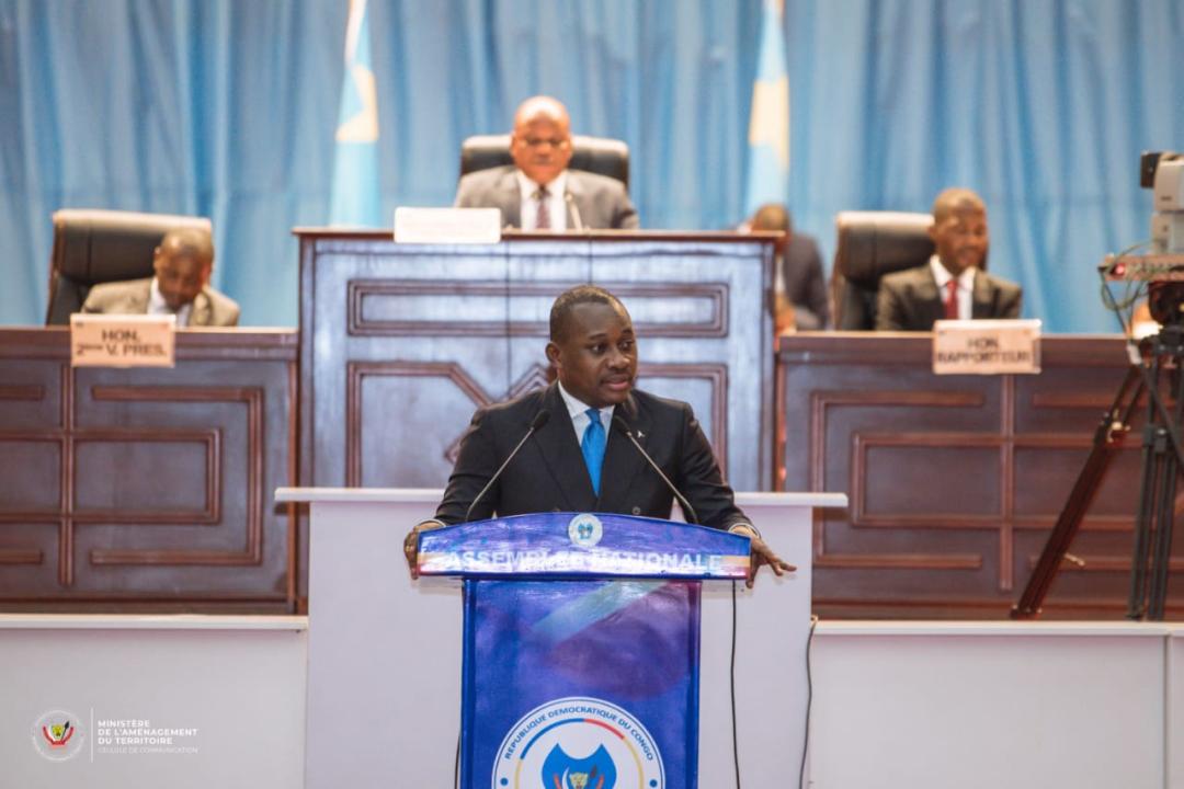 Le ministre d'État chargé de l'aménagement du territoire défendant le projet de loir sur l'aménagement du territoire à l'assemblée nationale