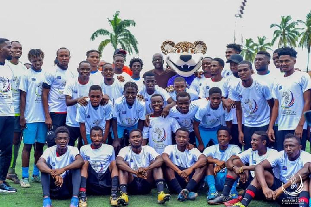 Lilian Thuram et les jeunes footballeurs kinois.