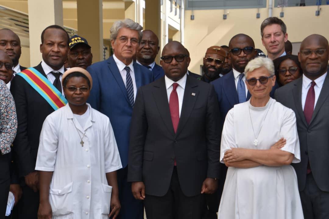 Le Premier Ministre et les sœurs de Bergame lors d'une cérémonie inaugurale du centre hospitalier Kingasani