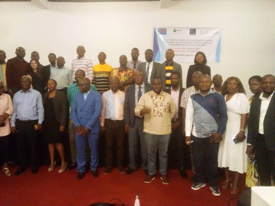 Photo de famille entre les membres de la société civile et les officiels du secteur de sécurité privée