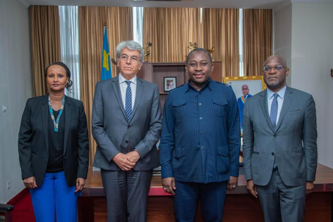 Le ministre d'État, ministre en charge de l'aménagement du territoire, Guy Loando, pose avec la délégation de l'Agence Française de Développement
