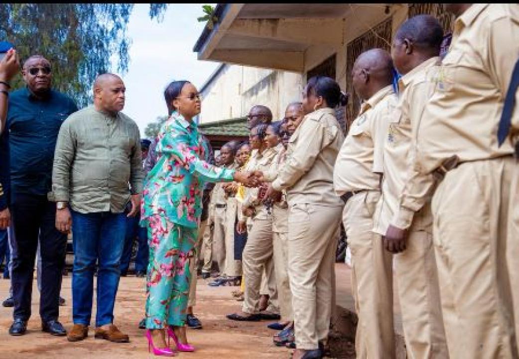 La DGA  Christelle Muabilu salue les agents de l'OCC Katanga